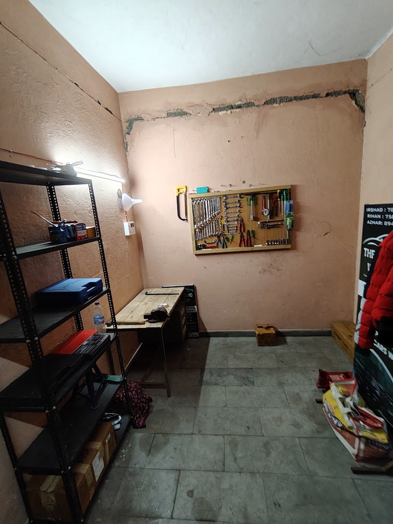 THE MECHANIC WORKSHOP. CAR AC WORK